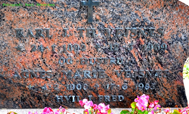 Karl Julius Theodor & Agnes Marie Vejsnæs' gravsten på Tranderup kirkegård